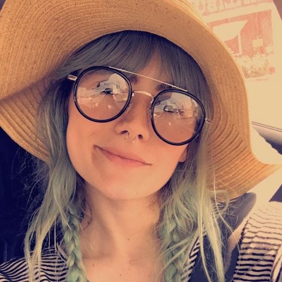 Meet your Posher, Danielle - Picture 1 of 1